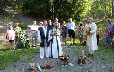 Sommarbröllop i en skogsbacke